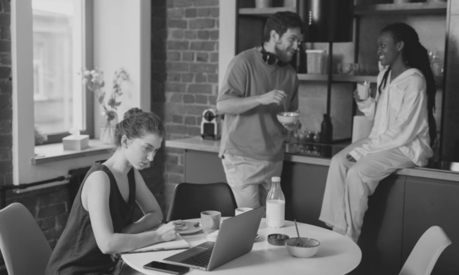 Teilnehmer bei der Arbeit an Finanzplänen