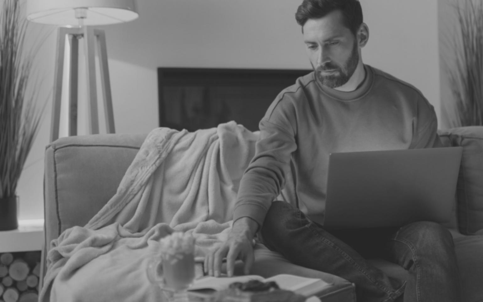 Teilnehmer bei der gemeinsamen Erarbeitung finanzieller Strategien in einem Workshop